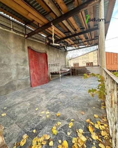 Երկու հարկանի քարե տուն 19-րդ փողոցում Շենգավիթում, 500 քմ, 2 սանհանգույց, կապիտալ վերանորոգված