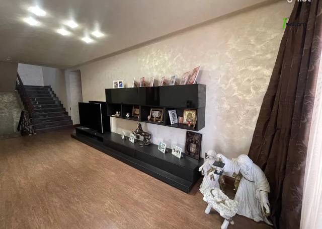 Երեք հարկանի տուն Արաբկիր 51-րդ փողոցում Արաբկիրում, 580 ք.մ., 3+ սանհանգույց