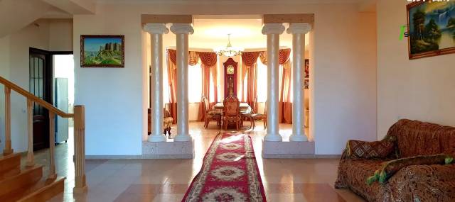 Երկու հարկանի քարե տուն, Աշտարակի խճուղի Աջափնյակում, 2000 ք.մ., 3+ սանհանգույց, մեծ հողամաս