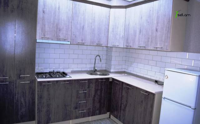 2 սենյականոց բնակարան Շիրակացու փողոցում, 70 քմ, 1/3 հարկ, կապիտալ վերանորոգված, քարե շենք