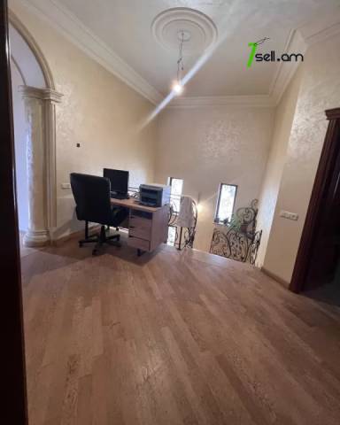 Երկու հարկանի քարե տուն, Թբիլիսյան խճուղի Քանաքեռ Զեյթունում, 900 ք.մ., 3+ սանհանգույց