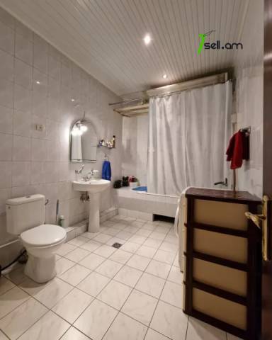 Բազմաֆունկցիոնալ գույք Պարոնյան փողոցում կենտրոնում, 280 ք.մ.