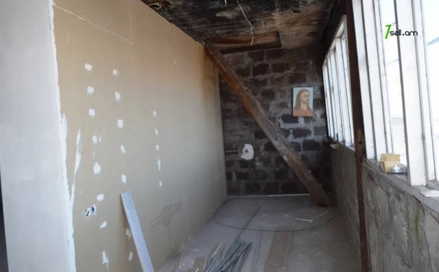 Երեք հարկանի քարե տուն Լևոն Մադոյանի փողոցում Գյումրիում, 263 ք.մ., մասնակի վերանորոգում