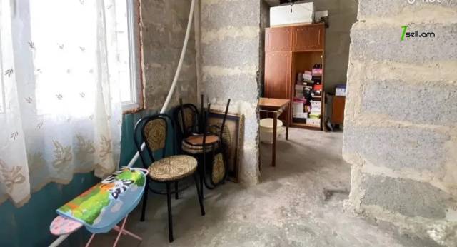 3 սենյականոց բնակարան Բաշինջաղյան փողոցում, 89 ք.մ., 3/5 հարկ, մասնակի վերանորոգում, քարե շենք