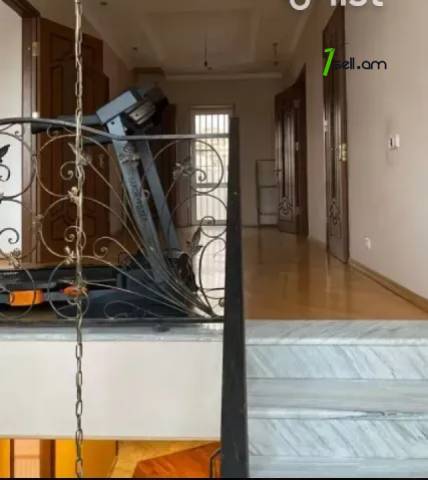 Երեք հարկանի քարե տուն Ծարավ աղբյուրի փողոցում Ավանում, 360 ք.մ., 2 սանհանգույց