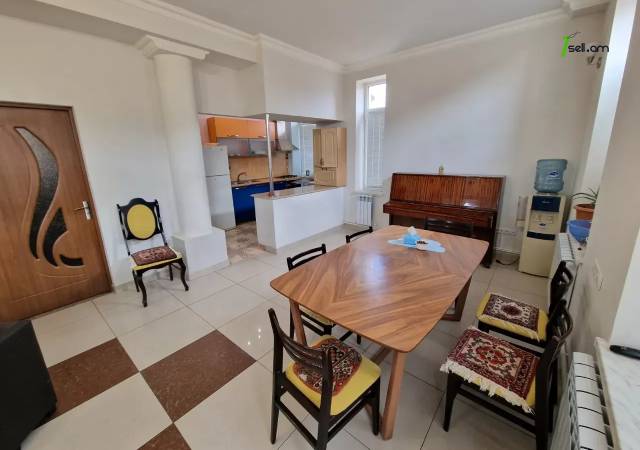 Երկու հարկանի քարե տուն Մելքումովի փողոցում Դավիթաշենում, 400 ք.մ., 2 սանհանգույց