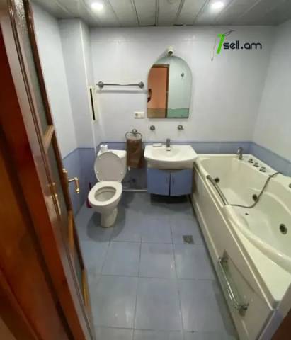 3 սենյականոց բնակարան Էրեբունու փողոցում, 64 քմ, 3/5 հարկ, եվրովերանորոգված, քարե շենք