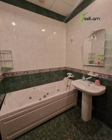 Երեք հարկանի քարե տուն Աջափնյակում, 500 ք.մ., 3+ սանհանգույց, եվրովերանորոգված