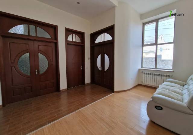 Երեք հարկանի քարե տուն, Նոյ թաղամաս Աջափնյակում, 600 ք.մ., 3+ սանհանգույց, եվրովերանորոգված