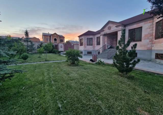 Մեկ հարկանի քարե տուն Սամվել Գևորգյան փողոցում Դավիթաշենում, 1200 ք.մ., 3+ սանհանգույց