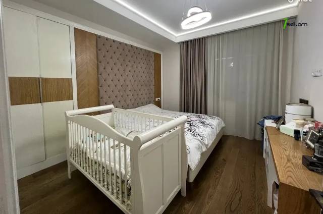 Ընդարձակ 3 սենյականոց բնակարան նորակառույց շենքում Վիկտոր Համբարձումյան փողոցում, 267 ք.մ.