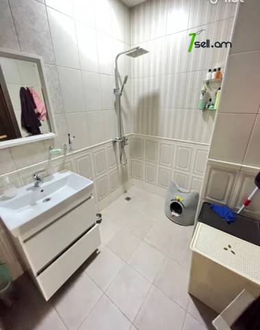 4 սենյականոց բնակարան նորակառույց շենքում Պարույր Սևակի փողոցում, 170 ք.մ., 2 սանհանգույց
