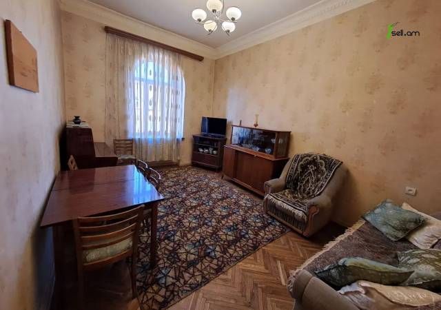 4 սենյականոց բնակարան Մոսկովյան փողոցում, 94 ք.մ., բարձր առաստաղներ, քարե շենք