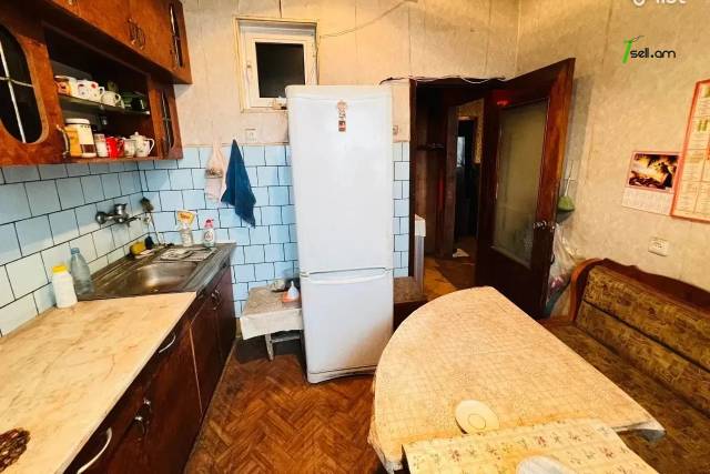 2 սենյականոց բնակարան Նաիրի Զարյան փողոցում, 66 ք.մ., բարձր առաստաղներ, նախավերջին հարկ, քարե շենք