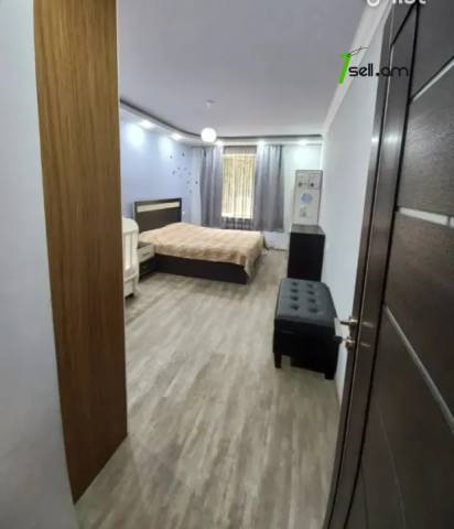 2 սենյականոց բնակարան Մամիկոնյանց փողոցում, 85 քմ, 2/4 հարկ, եվրովերանորոգված, քարե շենք