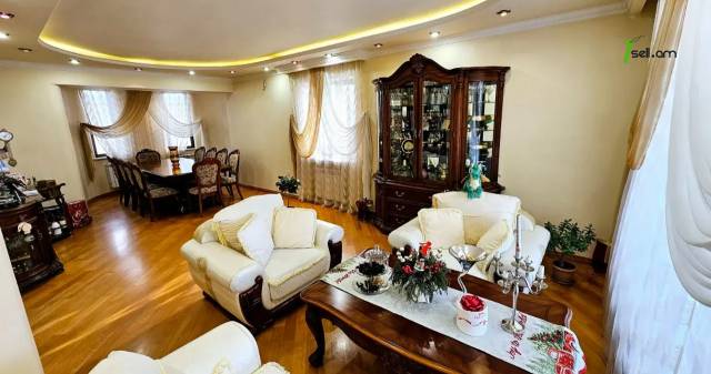 Երեք հարկանի քարե տուն Խաչատուր Աբովյանի փողոցում Ավանում, 1960 ք.մ., 3+ սանհանգույց