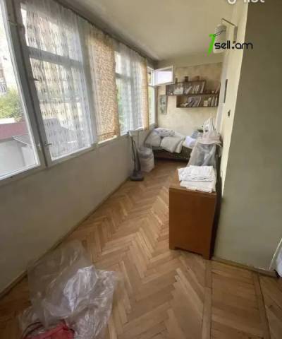Ընդարձակ 1 սենյականոց բնակարան, Դավիթ Մալյան փողոցի նրբանցք, 57 ք.մ., 2/5 հարկ, քարե շենք