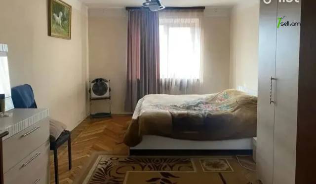 4 սենյականոց բնակարան Ռոստովյան փողոցում, 75 ք.մ., 3/5 հարկ, կոսմետիկ վերանորոգում, քարե շենք