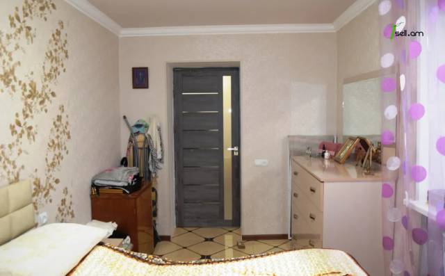 3 սենյականոց բնակարան, Երևանյան խճուղի, 52 քմ, նախավերջին հարկ, կապիտալ վերանորոգված, քարե շենք