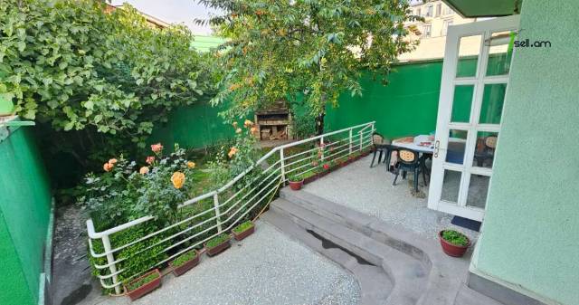 Երկու հարկանի քարե տուն Թավրիզյան փողոցում Արաբկիրում, 480 քմ, 2 սանհանգույց, կոսմետիկ վերանորոգում