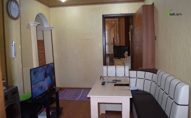 3 սենյականոց բնակարան Շիրակացի փողոցում, 81 ք.մ., 1/3 հարկ, եվրովերանորոգված, քարե շենք