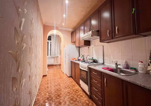 3 սենյականոց բնակարան Խանջյան փողոցում, 80 ք.մ., 2 սանհանգույց, բարձր առաստաղներ, 3/7 հարկ