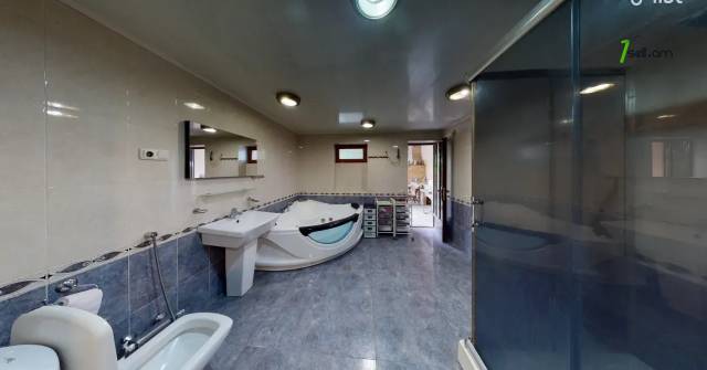 Երեք հարկանի քարե տուն Ջրվեժում, 570 քմ, 2 սանհանգույց, եվրովերանորոգված