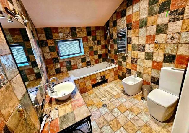 Երեք հարկանի քարե տուն Արաբկիրում, 3200 քմ, 3+ սանհանգույց, մեծ հողամաս, կապիտալ վերանորոգված