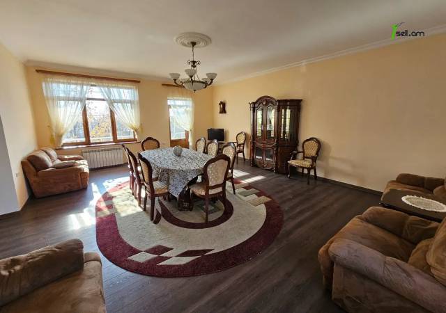 Երեք հարկանի քարե տուն Դավիթ Բեկի փողոցում Նոր Նորքում, 895 ք.մ., 3+ սանհանգույց