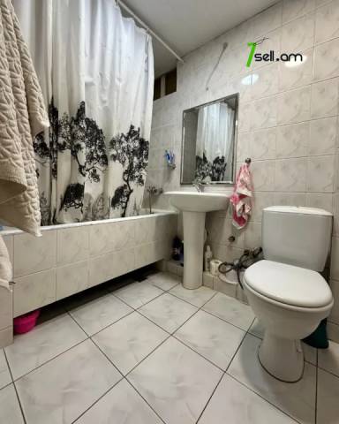 3 սենյականոց բնակարան Մարգարյան փողոցում, 75 ք.մ., 3/5 հարկ, կապիտալ վերանորոգված, քարե շենք