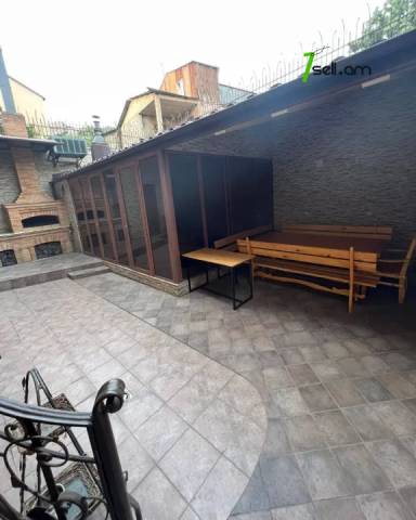 2 սենյականոց բնակարան Չարենցի փողոցում, 60 ք.մ., 1/3 հարկ, եվրովերանորոգված, քարե շենք