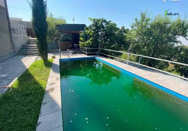 Երեք հարկանի քարե տուն Սերո Խանզադյան փողոցում Նորք Մարաշում, 370 ք.մ., 3+ սանհանգույց, մեծ հողամաս