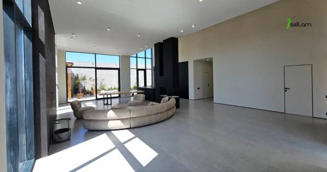 Մեկ հարկանի քարե տուն Զովունիում, 1150 ք.մ., 3+ սանհանգույց, դիզայներական ոճով վերանորոգված