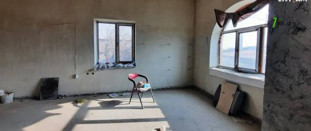 Երկու հարկանի քարե տուն Երևանյան փողոցում Փարաքարում, 620 ք.մ., 3+ սանհանգույց