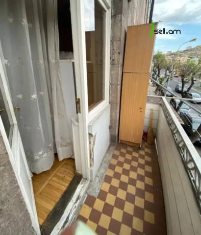 1 սենյականոց բնակարան Չարենցի փողոցում, 45 ք.մ., 2/4 հարկ, կապիտալ վերանորոգված, քարե շենք