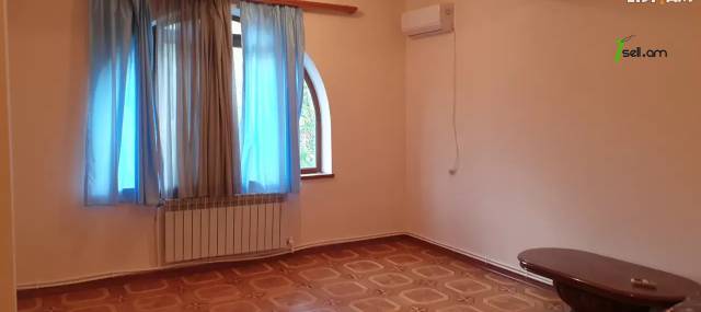 Երկու հարկանի քարե տուն Նորքի 1-ին փողոցում Նորք Մարաշում, 800 ք.մ., 3+ սանհանգույց