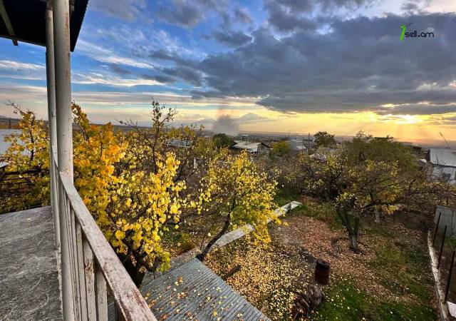 Երկու հարկանի քարե տուն 19-րդ փողոցում Շենգավիթում, 500 քմ, 2 սանհանգույց, կապիտալ վերանորոգված