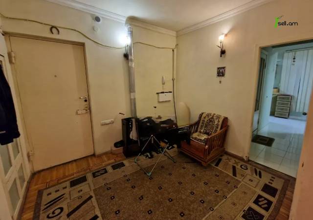 3 սենյականոց բնակարան Ամիրյան փողոցում, 77 ք.մ., կոսմետիկ վերանորոգում, քարե շենք