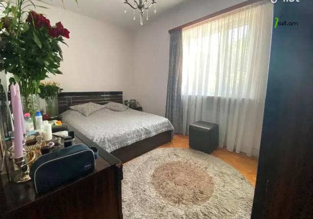 Երեք հարկանի քարե տուն Սերո Խանզադյան փողոցում Նորք Մարաշում, 370 ք.մ., 3+ սանհանգույց, մեծ հողամաս