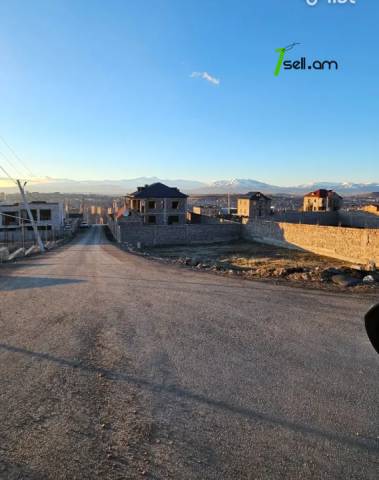 Հողատարածք բնակելի շինությունների համար Ավանում, 800 ք.մ.