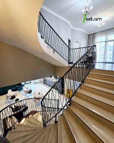 Երեք հարկանի քարե տուն Նար-Դոսի փողոցում կենտրոնում, 1510 ք.մ., 3+ սանհանգույց, կապիտալ վերանորոգված