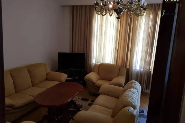 3 սենյականոց բնակարան Բարբյուսի փողոցում, 80 ք.մ., նախավերջին հարկ, կապիտալ վերանորոգված, քարե շենք