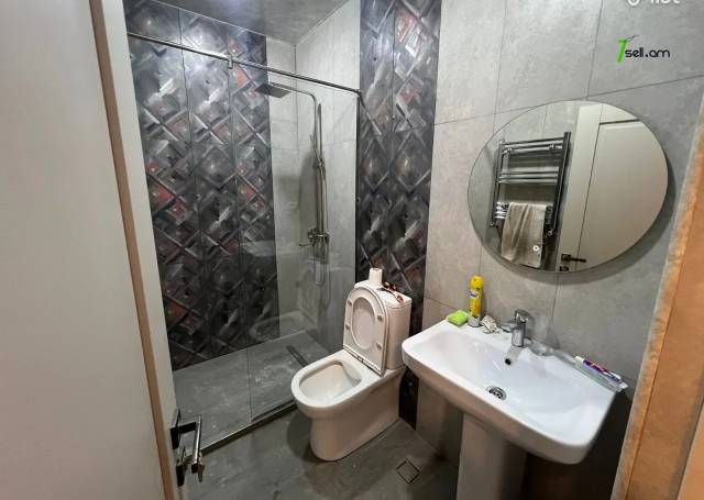 3 սենյականոց բնակարան Նալբանդյան փողոցում, 64 քմ, նախավերջին հարկ, բարձր առաստաղներ