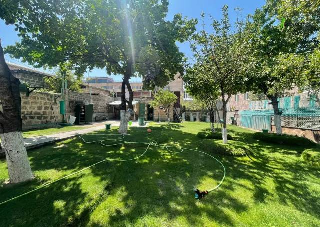 Մեկ հարկանի քարե տուն Հրաչյա Ներսիսյան փողոցում Քանաքեռ Զեյթունում, 90 քմ