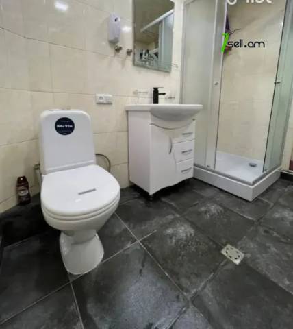 4 սենյականոց բնակարան, Hanrapetutyan Street, 90 ք.մ., բարձր առաստաղներ, նախավերջին հարկ