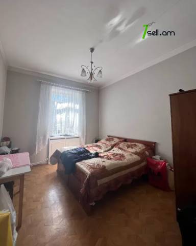 Երեք հարկանի քարե տուն Մարշալ Բաղրամյան պողոտայում Արաբկիրում, 840 ք.մ., 2 սանհանգույց