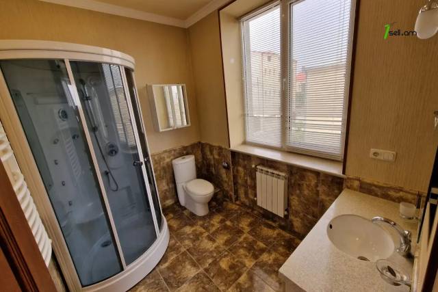 Երկու հարկանի քարե տուն, Նոյ թաղամաս Աջափնյակում, 400 ք.մ., 3+ սանհանգույց, եվրովերանորոգված