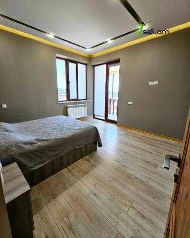 Երկու հարկանի քարե տուն 41-րդ փողոցում Զովունիում, 600 ք.մ., 3+ սանհանգույց