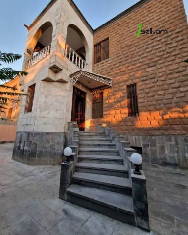 Երեք հարկանի քարե տուն Դավիթ Բեկի փողոցում Էրեբունիում, 2550 ք.մ., 3+ սանհանգույց, մեծ հողամաս