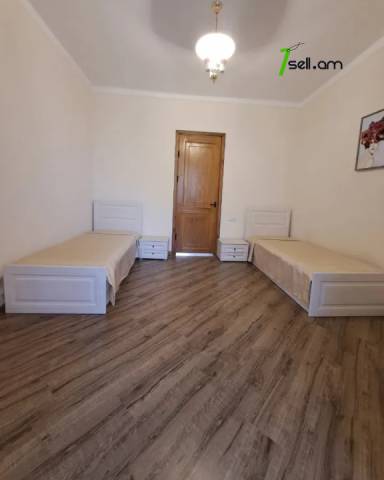 3 սենյականոց բնակարան Չարենցի փողոցում, 90 ք.մ., 3/5 հարկ, 2 սանհանգույց, բարձր առաստաղներ